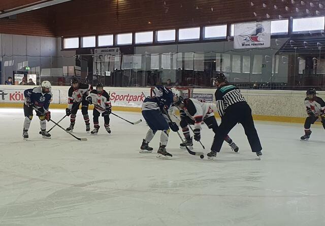 Konzentration und Schnelligkeit - die Wiehler Eishockeycracks gewannen ihr Heimspiel.  | Foto: Thomas Kautschke