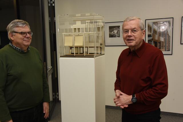 Josef Düren und Norbert Hauser kümmerten sich darum, dass das inzwischen vierte Projekt einer Ausstellung zum Thema „ Zurück in die Zukunft“ nach Präsentationen im Kinopolis, Kleinen Theater und der Volkshochschule realisiert werden konnte.  | Foto: AS