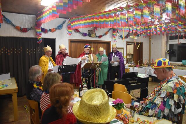 Die Sternsinger nicht unterwegs im Morgenland, sondern zu Gast im Pfarrheim Lantenbach.  | Foto: Christel Franke