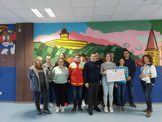 Die Schüler übergaben den Scheck an das DRK, das vor Ort wichtige Hilfe leistet. | Foto: Schule
