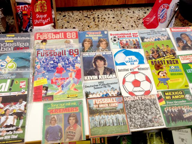Die Fußballbörse hat jede Menge zu bieten - von Zeitungen, über Schallplatten und (auch signierten) Trikots bis hin zu Sammelbildern. | Foto: Hoppen