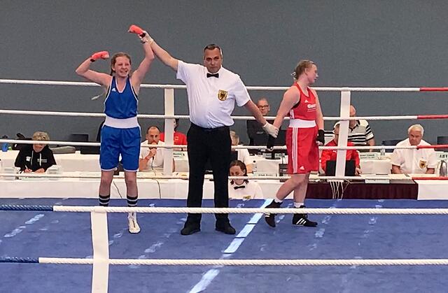 Carolina Maria Düvel reißt, nach ihrem Sieg gegen Jolien Herzog, überglücklich die Arme in die Höhe. Die 13-jährige Boxerin aus Frechen ist Deutsche Meisterin in der Alterskategorie U15.  | Foto: Düvel/privat
