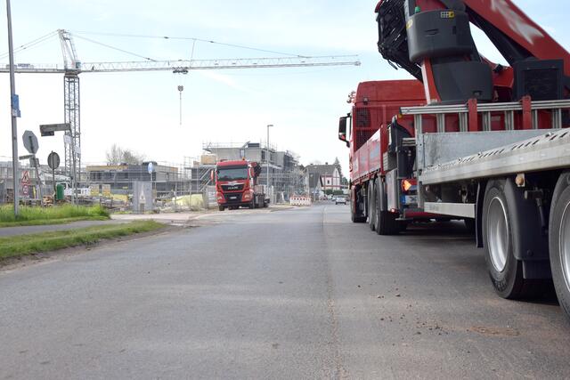 Schwere Lkw blockierten im Bereich der Großbaustelle in den vergangenen Wochen den Verkehr. | Foto: Düster