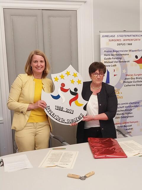 Wipperfürths Bürgermeisterin Anne Loth (l.) mit Catherine Desprez, Bürgermeisterin von Surgères.  | Foto: Dirk Osberghaus