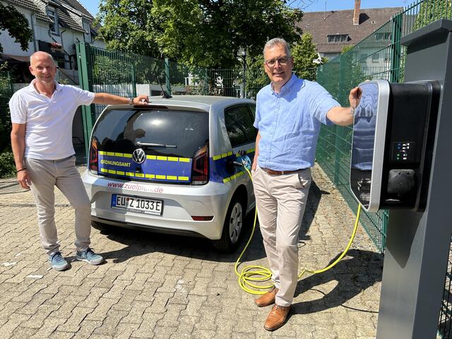 Das  Foto  zeigt  Bürgermeister  Ulf  Hürtgen  (r.)  und  Westenergie-Kommunalmanager Achim Diewald an einer der vier Wallboxen im Bereich des Rathauses, an denen künftig die städtischen Elektrofahrzeuge geladen werden können.       | Foto: Stadt Zülpich / Torsten Beulen