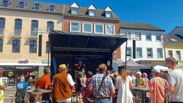 Zum Inklusiven Stadtfest gehörte auch das Bühnenprogramm mit Gebärdendolmetscherinnen.
  | Foto: Stadt Brühl