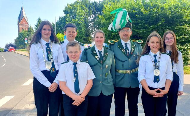 Schützenkönigin Bianca Gondolf mit dem Hofstaat.  | Foto: Gabi Knops-Feiler
