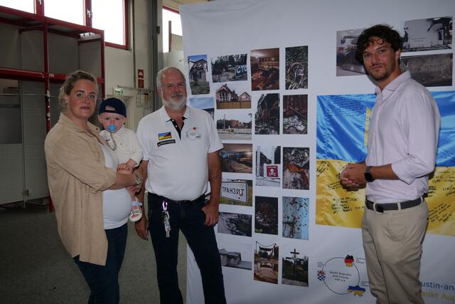 Lisa Hoffstaedter, der kleine Fritz, Gunther Maaßen und Max Reifenhäuser (v.li.) vor dem Duplikat der beeindruckenden Fotowand. | Foto: Woiciech