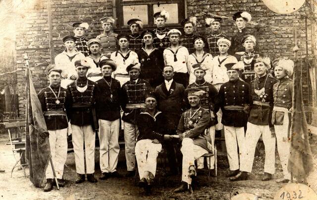 Die Fähnriche vom „Rosenhügel“ 1932.  | Foto: Repro: JGV Rosenhügel