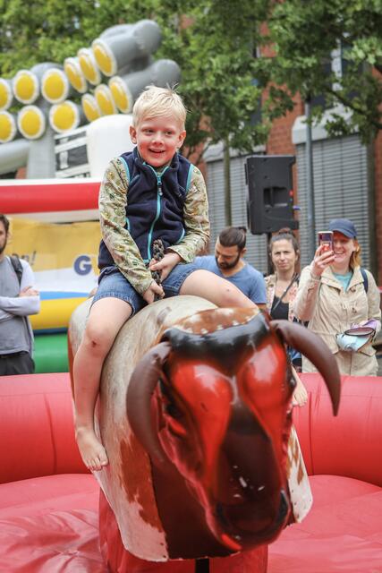 Neben dem „Adventure Land“, einer der größten Hüpfburgen Europas, gibt es wieder das beliebte „Rodeo Bullriding“.  | Foto: Veranstalter