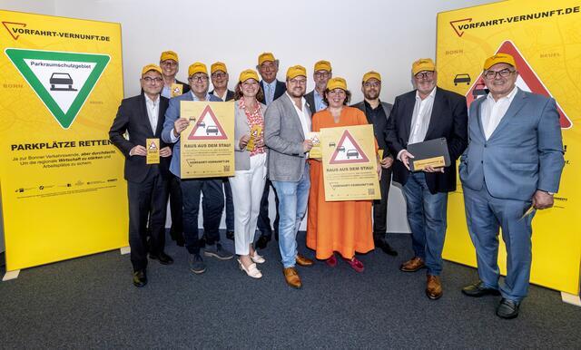 Initiatoren und Unterstützer - v.l.: Oliver Krämer, Dr. Hubertus Hille, Thomas Radermacher, Christian Faßbender, Stephanie Barfrede, Dirk Vianden, Mathias Johnen, Karina Kröber, Siwar Racho, Stefan Hagen und Jannis Vassiliou.  | Foto: Bonn.digital / Marc John
