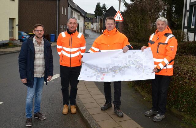 Die Verantwortlichen für die Sanierung der L115 durch Weyer bei Baubeginn: (v. l.) Ortsbürgermeister Björn Wassong, Marco Bohr („Universal-Bau GmbH“), Mario Dittmann (Fachbereichsleiter für Straßen) und Rudi Mießeler (MR- Ingenieurgesellschaft).  | Foto: Archivfoto: Henri Grüger/pp/Agentur ProfiPress