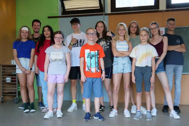 Die jungen Schauspieler der Theaterjugend können es kaum erwarten, das neue Stück auf der Bühne zu präsentieren.  | Foto: Woiciech