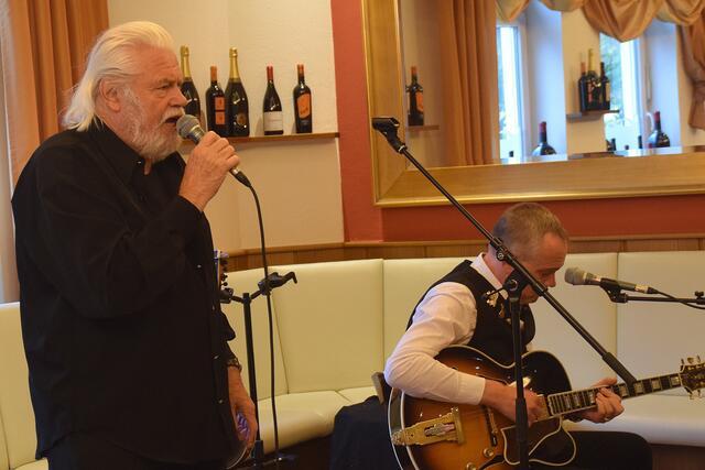 King Size Dick (links) und JP Weber treten am 15. November wie hier vor einigen Monaten im Bürgerhaus Bornheim-Kardorf gemeinsam in der „Harmonie“ auf.  | Foto: fes