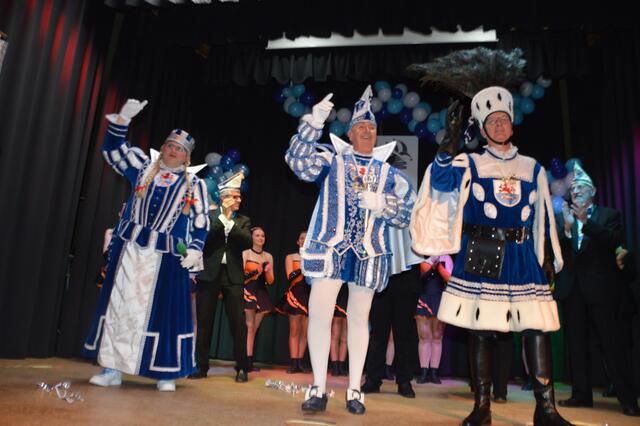 Einen fulminanten Einzug des Leichlinger Dreigestirns erlebten die Jecken in der ausverkauften Stadthalle.  | Foto: Claus Schloot