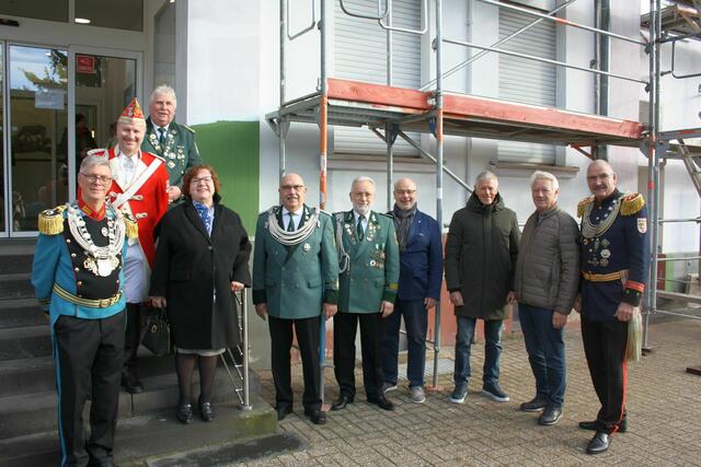 Der Förderverein für das Bedburger Krankenhaus hat die Renovierung der Fassade in Angriff genommen und freut sich über viele Unterstützer. | Foto: Förderverein