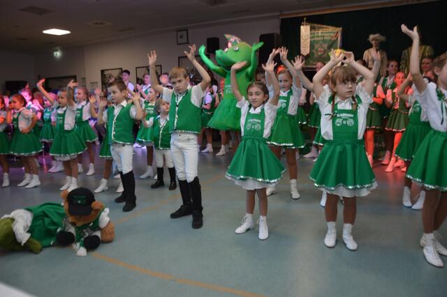 Da waren sich alle einig, um die Zukunft des Leverkusener Karnevals brauchen sich die Karnevalisten keine Sorge machen. Die Vielzahl der „Schlebuscher Pänz“ sind der Beweis.  | Foto: Ursula Willumat