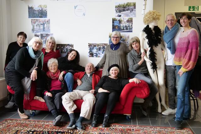 Claudia Böttcher (rechts) und Bardia Rousta (2. von rechts) mit 
Maria Havermann-Feye (2. von links) und einigen gut gelaunten 
Mitgliedern der „Spätausgabe“.  | Foto: Woiciech