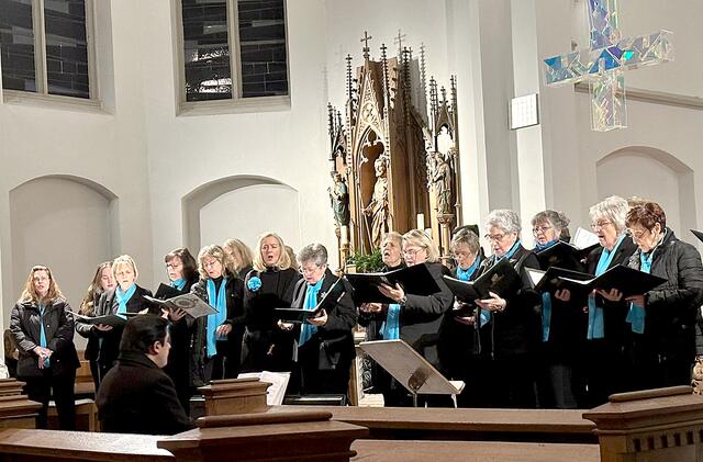 Sebastian Rodriguez spielt „vor“ dem Chor und dirigiert die Frauen  dann „mit seinen Augen“.  | Foto: Frauenchor 1983 Lechenich