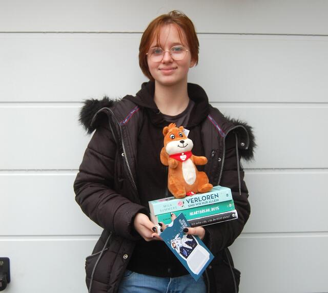 Der passende Gewinn für einen Bücherwurm: Über das Buchpaket des Bastei-Lübbe-Verlags und den Gutschein der Bücherstube Brauweiler freute sich Sophie Wichelhaus besonders | Foto: Lars Kindermann