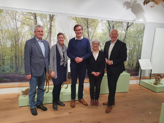Die neue Geschäftsführung präsentiert sich im Haus der Natur in Bonn (v.l.n.r..: Jürgen Wehlus, Vorsitzender Verbandsversammlung; Miriam Sabo, stellvertretende Geschäftsführerin; Frank Scheer, Geschäftsführer; Hildegard Helmes , Vorsitzende Verbandsausschuss; Landrat Frank Rock, Verbandsvorsteher). | Foto: Naturpark Rheinland