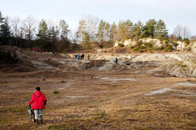 Die Landschaft in der Satzveyer Grube Rolf soll mager bleiben. Daher sind regelmäßige Arbeitseinsätze von Naturschützen nötig, um das Gelände offenzuhalten.   | Foto: Stephan Everling/pp/Agentur ProfiPress