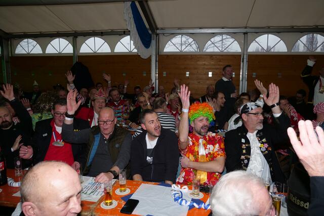 Mit bester Partylaune konnte bei der Herrensitzung der Mondorfer Karnevalsgesellschaft nichts schiefgehen.  | Foto: Dirk Woiciech