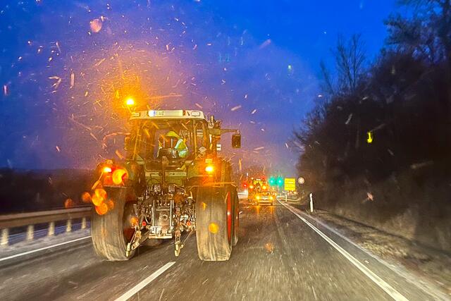 Entschleunigung auf der Bundesstraße 266 bei Firmenich: Durch den Protest der Landwirte mussten Autofahrer etwas Geduld mitbringen.  | Foto: Ronald Larmann/pp/Agentur ProfiPress