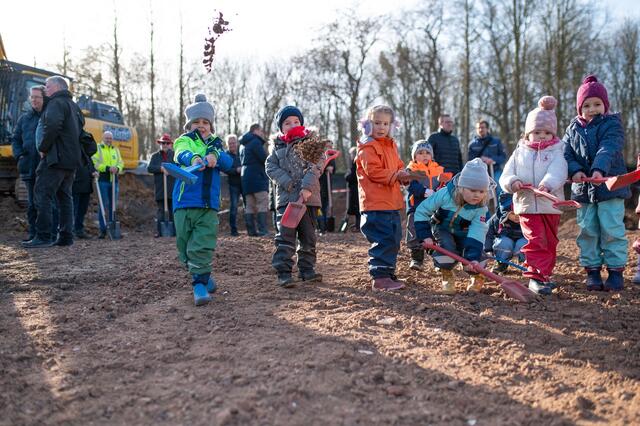 Die Kinder der Kita Burgwichtel packten beim Spatenstich mit an und freuen sich schon darauf, demnächst im Neubau zu spielen. | Foto: Stadt Hürth/Giuseppe Piliero