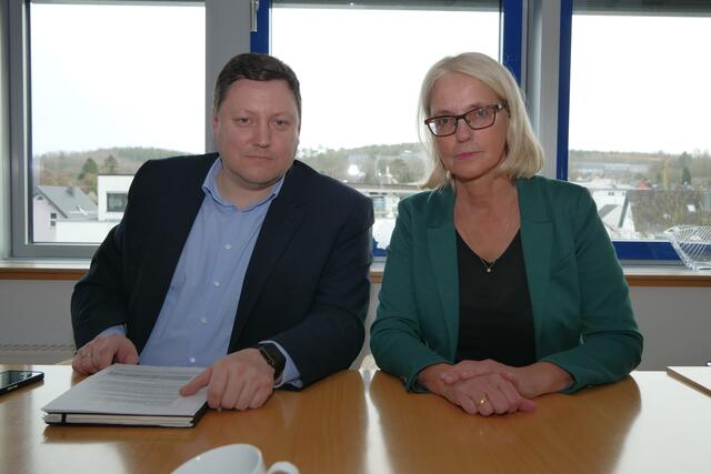 Der Beigeordnete Andreas Behnke und Bürgermeisterin Claudia Wieja (von links) stellen die Pläne für die ZUE vor.  | Foto: Woiciech