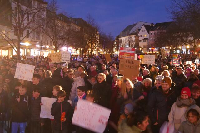Menschen aller Generationen versammelten sich mit Schildern und Plakaten auf dem Marktplatz, um ein klares Zeichen gegen Rechtsextremismus zu setzen.  | Foto: Woiciech