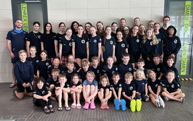 Allein 14 Medaillen, darunter fünf Goldmedaillen, gingen an die Jüngsten der Jahrgänge 2017 bis 2018, die im Rahmen des kindgerechten Wettkampfs 25 Meter-Strecken absolvierten.   | Foto: SVHS