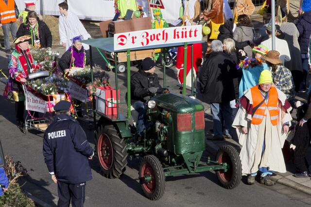 60 Jahre lang war es an den Karnevalstagen still und farbarm auf den Königsdorfer Straßen. Dann kamen die „Zugvögel“! Sie organisierten den ersten Königsdorfer Karnevalsumzug seit 1955.
  | Foto: Archiv/Zugvögel