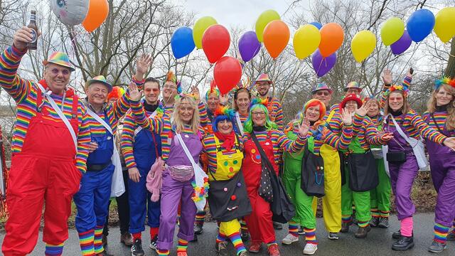 In farbenfrohen Kostümen zogen die Teilnehmer in Hitdorf durch die Straßen.  | Foto: Gabi Knops-Feiler