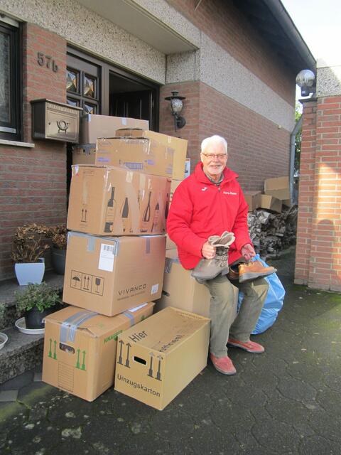 Kolping-Vorsitzender Dieter Rondorf packte insgesamt 83 Schuhpakete.  | Foto: Uschi Rondorf