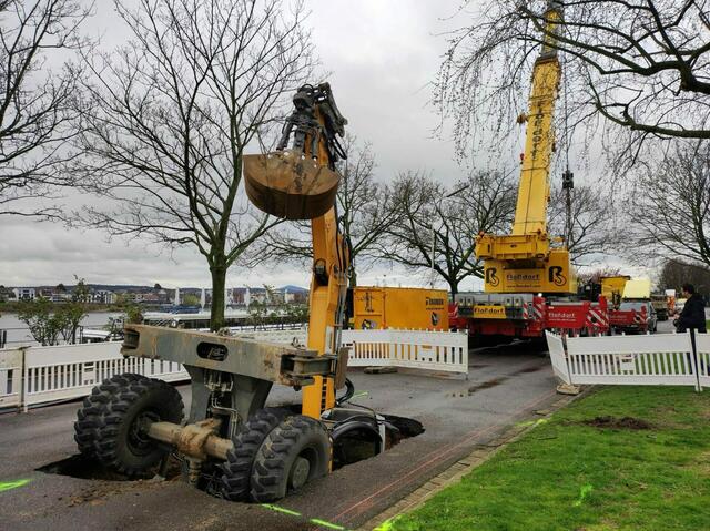 Mit Hilfe von Autokränen soll der am Fritz-Schröder-Ufer eingebrochene Bagger geborgen werden.  | Foto: Sascha Engst/Bundesstadt Bonn