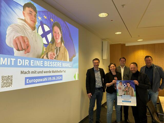 Dezernent Alexander Lünenbach (von links), Britta Meyer, Severin Schipp, OB Uwe Richrath und Oliver Gäcke, Leiter des Fachbereichs Bürger und Integration unterstützen die Kampagne zur Gewinnung von Wahlhelfern für die Europawahl.   | Foto: Stadt Leverkusen