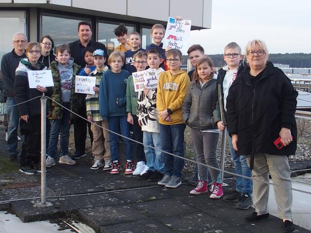 Präsentation der Mülleimer-Sprüche (von links): Dr. Hans-Bernd Bendl und Angela Gerok (Amt für Umwelt- und Klimaschutz), Bürgermeister Alexander Biber und Pressesprecherin Bettina Plugge mit den jungen Kreativen.  | Foto: Stadt Troisdorf