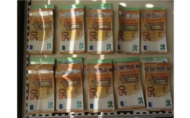 Neben den Drogen fanden die Beamten auch Bargeld im fünfstelligen Euro-Bereich.  | Foto: Polizei