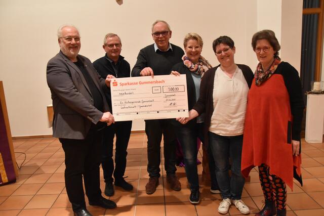 Die Katholiken Elisabeth Sologuren-Sanchez (2.v.r.), Kerstin Köhler (3.v.r.) und Klaus Korsten (2.v.l.) überreichten den Spendenscheck an die Vertreter der evangelischen Kirche, Petra Hohmuth (r.), Wolfgang Pulla (3.v.l.) und Pastor Uwe Selbach (l.).  | Foto: Franke