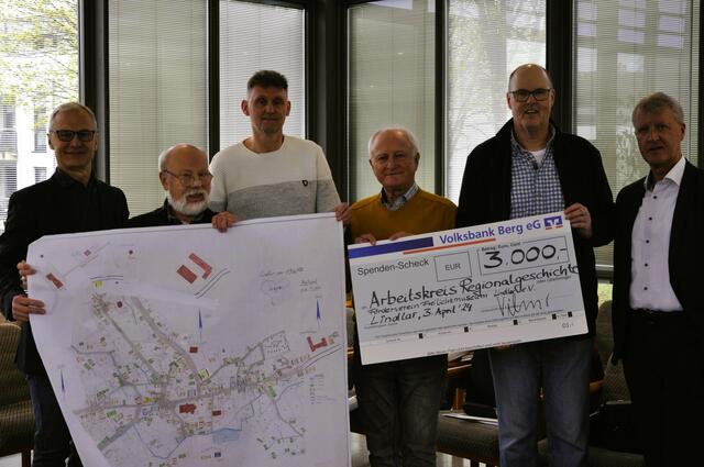 Mit Standortkarte und Scheck: Bürgermeister Dr. Georg Ludwig, Burkhard Braatz (Projekttexter für die Objekte), Stefan Christl (Gestaltung der Katasterkarte), Winfried Panske (Ideengeber des Projekts), Andreas Deichsel (Arbeitskreis Regionalgeschichte), Helmut Vilmar (Volksbank/v.l.). | Foto: Egbert Piplinski, Volksbank Berg eG