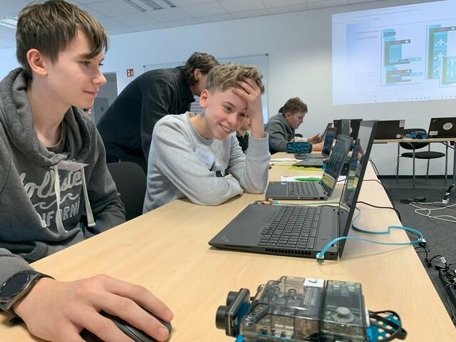 Gar nicht so leicht, aber mit Feuereifer bei der Sache: Jean und Rafael programmieren Roboterdame „Calliope“.                    | Foto: (c) Schule