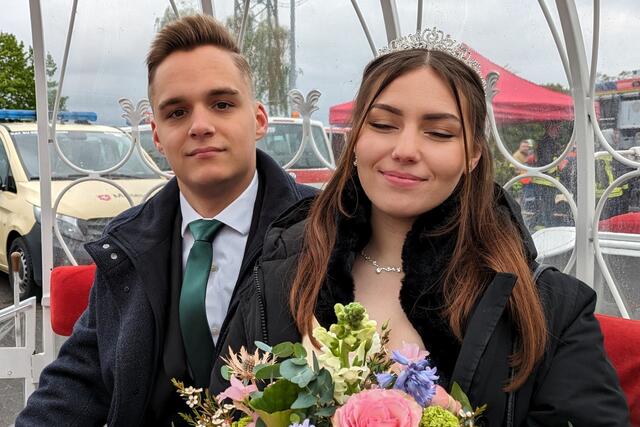 Royale  Rundfahrt: Blütenkönigin Antonia Augenstein mit ihrem Freund Florian Dahlhausen genoss die Fahrt in der Pferdekutsche beim Blütenfest.  | Foto: fes