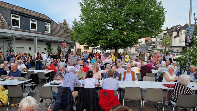 Das Frühsommer-Wetter am Vorabend zum 1. Mai lockte viele Besucher zu den Maiveranstaltungen auf die Dorfplätze – so viele Menschen wie auf dem Vorplatz am Niederbachemer Henseler Hof sah man bisher noch nie dort gemeinsam. | Foto: AS
