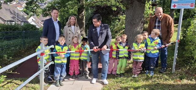 Absperrband durchtrennt: Bürgermeister Frank Helmenstein gab den Weg zu den Spielgeräten frei. | Foto: Siegfried Frank, Stadt Gummersbach