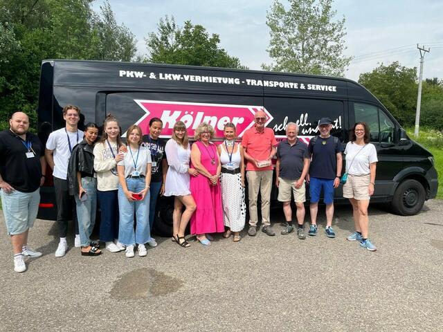 Das vierköpfige Team der „HelpForceHonnef“ (re.) mit den Mitarbeitern des Blue Dot in Michalovce. | Foto: HelpForceHonnef