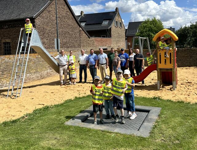 Große Freude bei allen Beteiligten – vor allem natürlich bei den Kindern – dass es in Lövenich nun endlich wieder einen Spielplatz gibt.         | Foto: Stadt Zülpich / Torsten Beulen