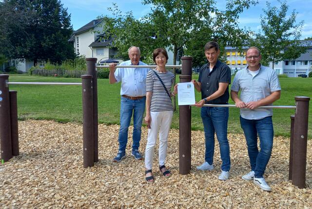 Die Übergabe des neuen Dreifach-Recks im Kurpark wurde mit einer Schenkungsurkunde besiegelt (v.r.n.l.: Florian Stausberg und Benjamin Schneider von der Gemeinde Morsbach sowie Marianne und Ludger Rosenthal vom Heimatverein.                                                                                 | Foto: Christoph Buchen