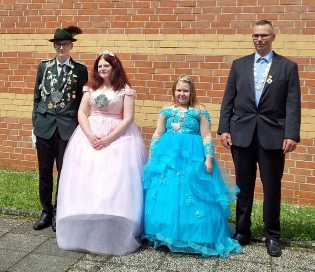 Jungschützenprinz Leon Grzonka, Königin Laura Grzonka, Bambiniprinzessin Sofie Schmidt und Bürgerkönig Marco Schmidt standen im Mittelpunkt. | Foto: St Hubertus Hemmersbach