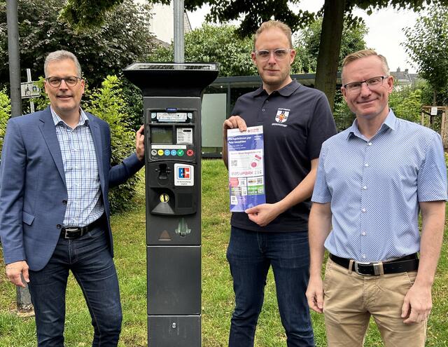 Das Handyparken ist ab sofort auch in Zülpich möglich. Bürgermeister Ulf Hürtgen (v.l.), Jörg Tillmann (Ordnungsamt) und Paul Karle (Geschäftsbereichsleiter Recht und Ordnung) stellten die neue Bezahlmethode für die Parkplätze in der Kernstadt vor. | Foto: Stadt Zülpich / Torsten Beulen